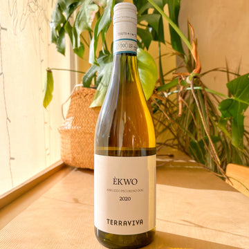 A bottle of white wine. The label reads: "Ekwo, Abruzzo Pecorino DOC. 2020. Terraviva."
